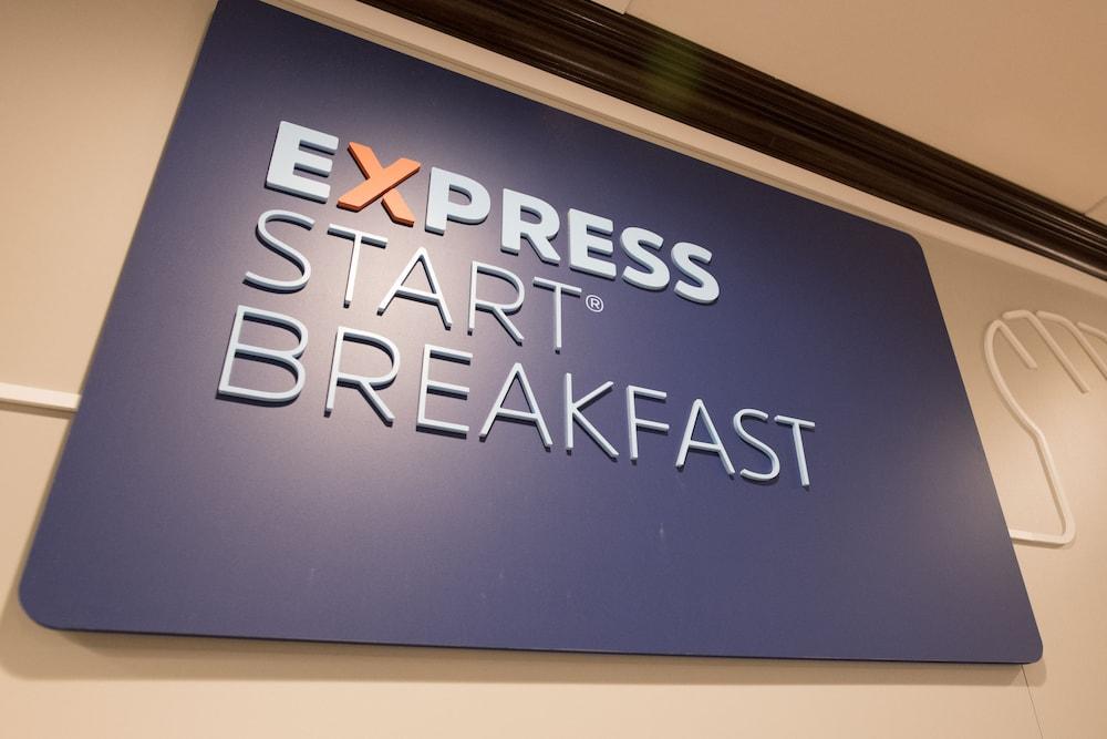 Holiday Inn Express New York JFK Airport Area