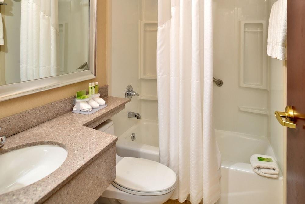 Holiday Inn Express New York JFK Airport Area