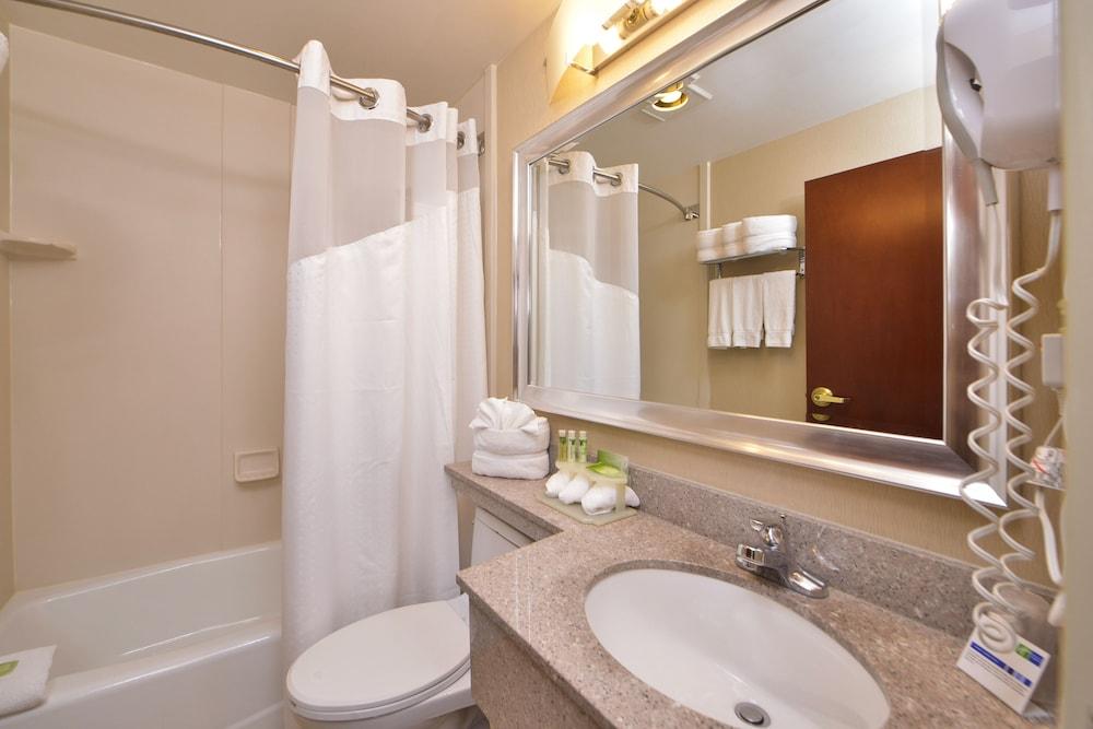 Holiday Inn Express New York JFK Airport Area