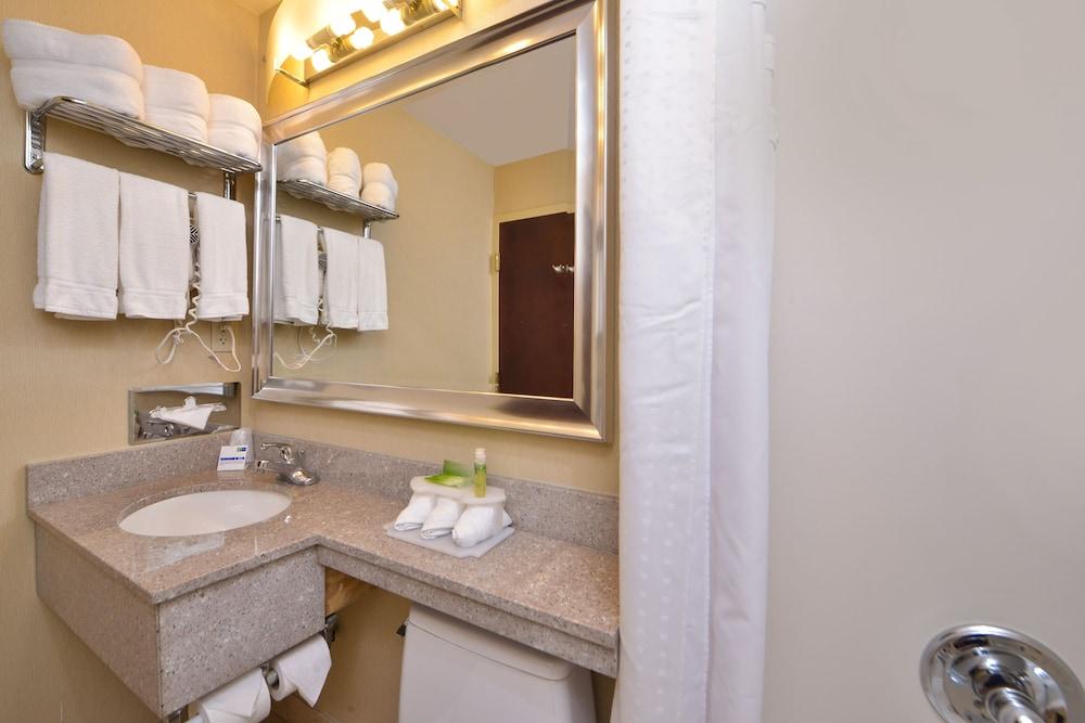 Holiday Inn Express New York JFK Airport Area