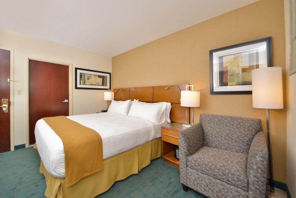 Holiday Inn Express New York JFK Airport Area