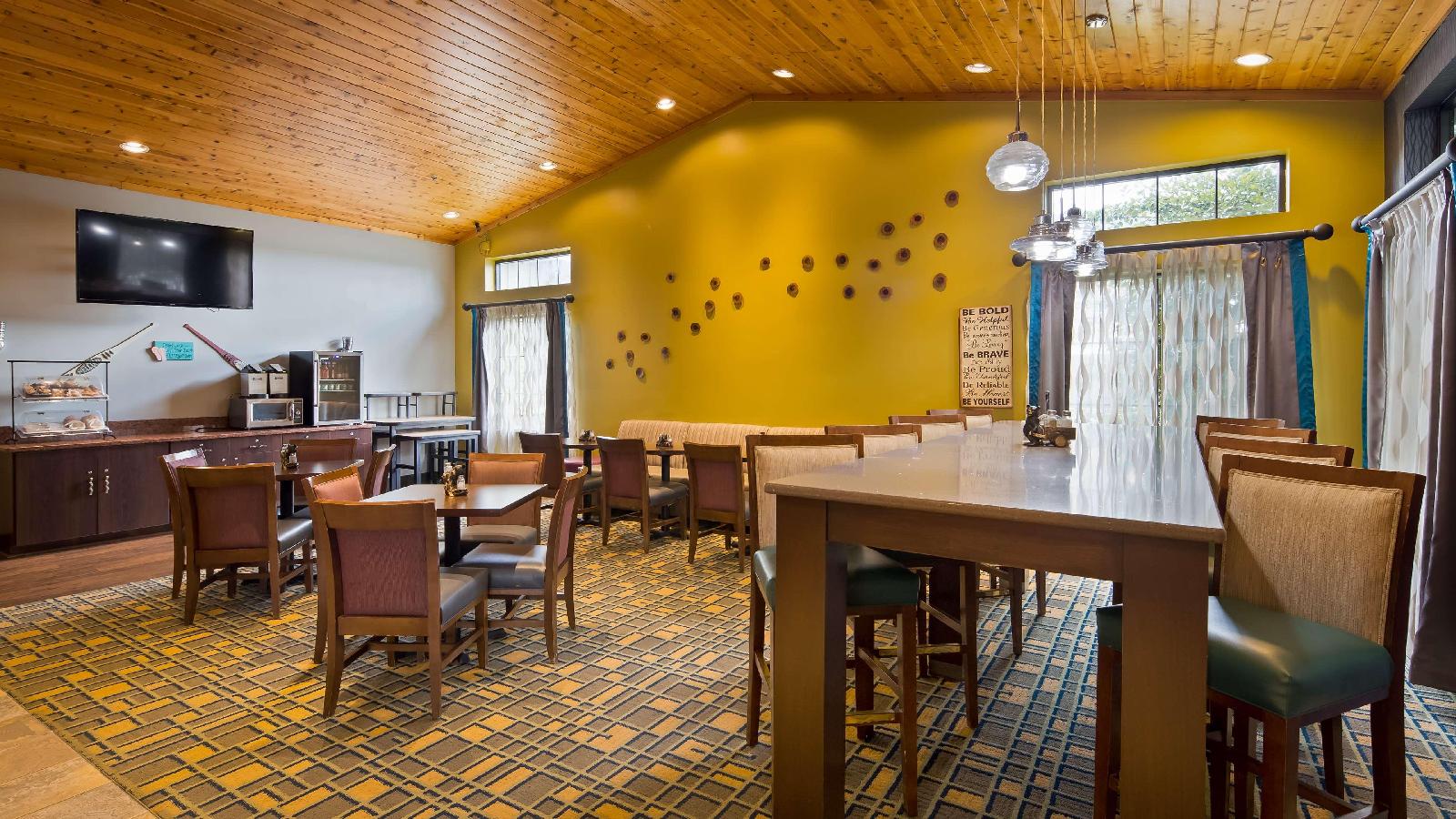 Best Western Plus Holland Inn & Suites