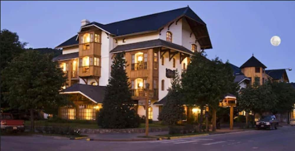 Le Village Hotel