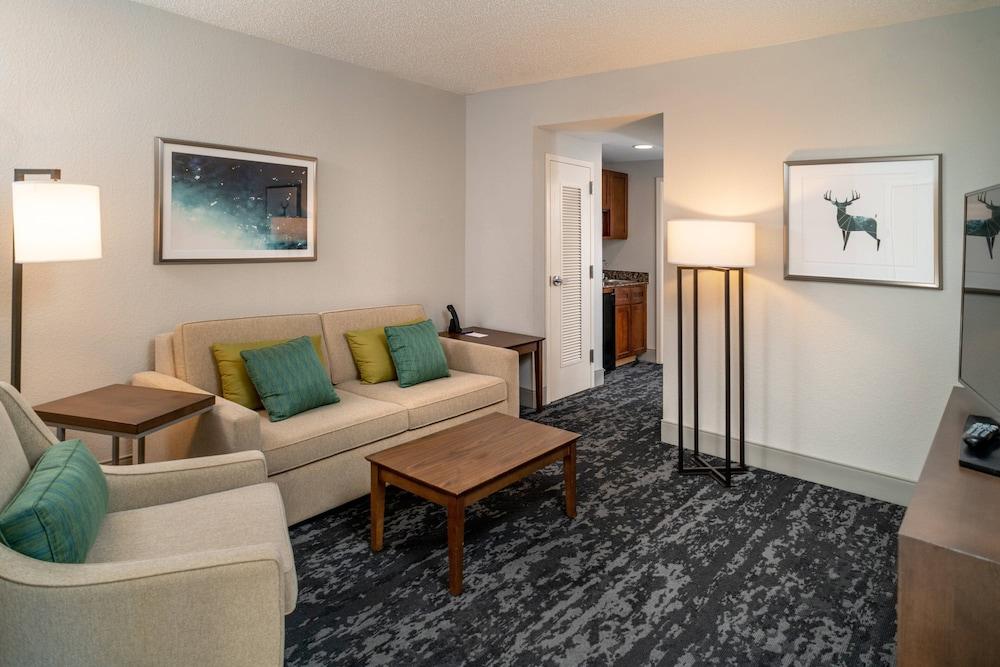 Delta Hotels Huntington Mall