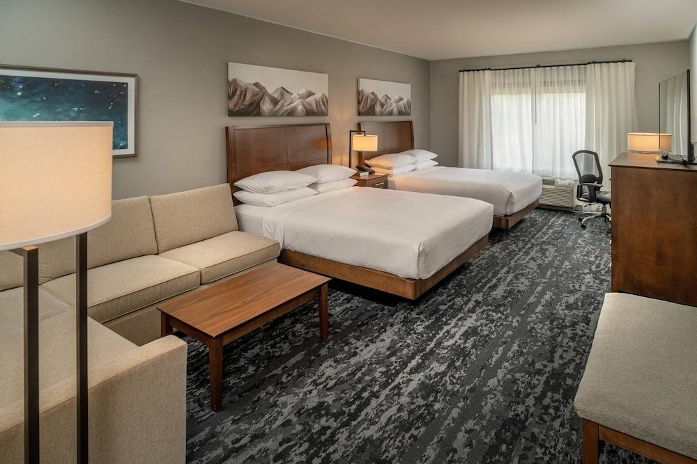 Delta Hotels Huntington Mall