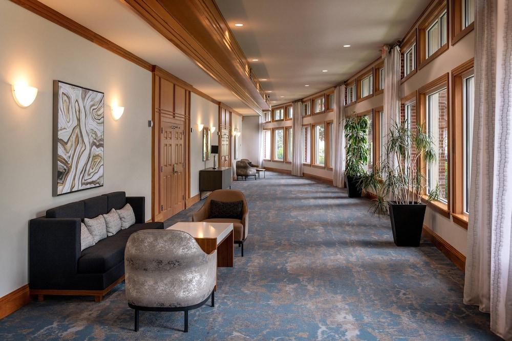 Delta Hotels Huntington Mall