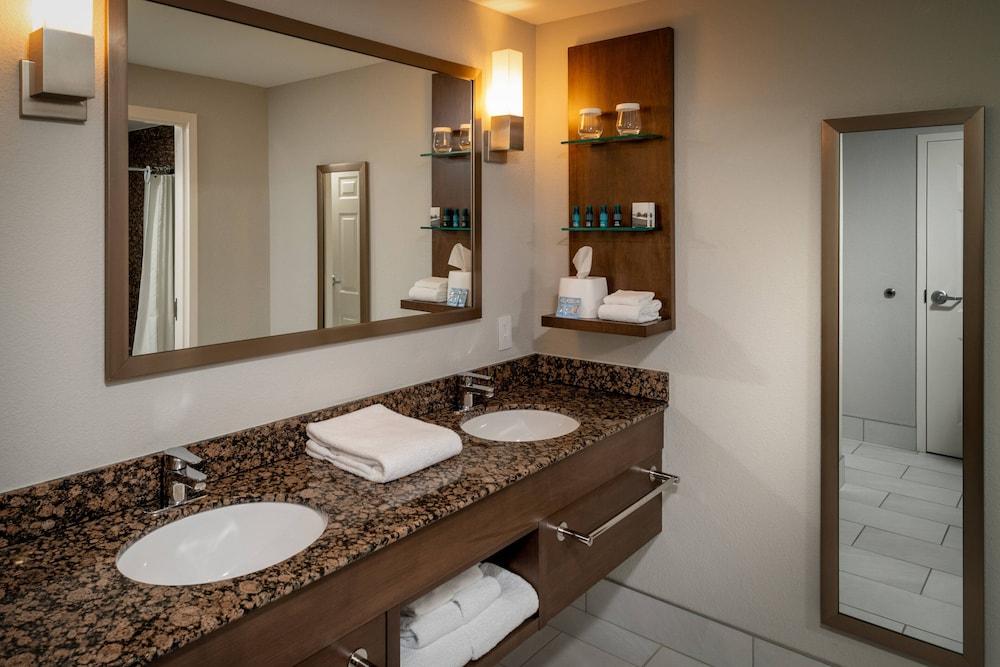 Delta Hotels Huntington Mall