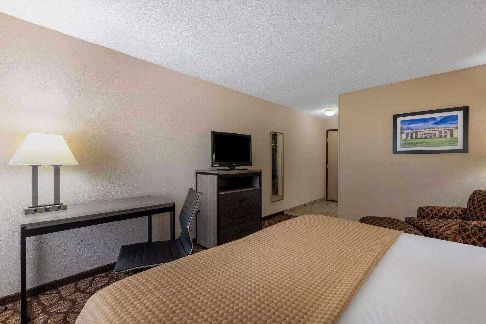 Baymont Inn & Suites Lawrence