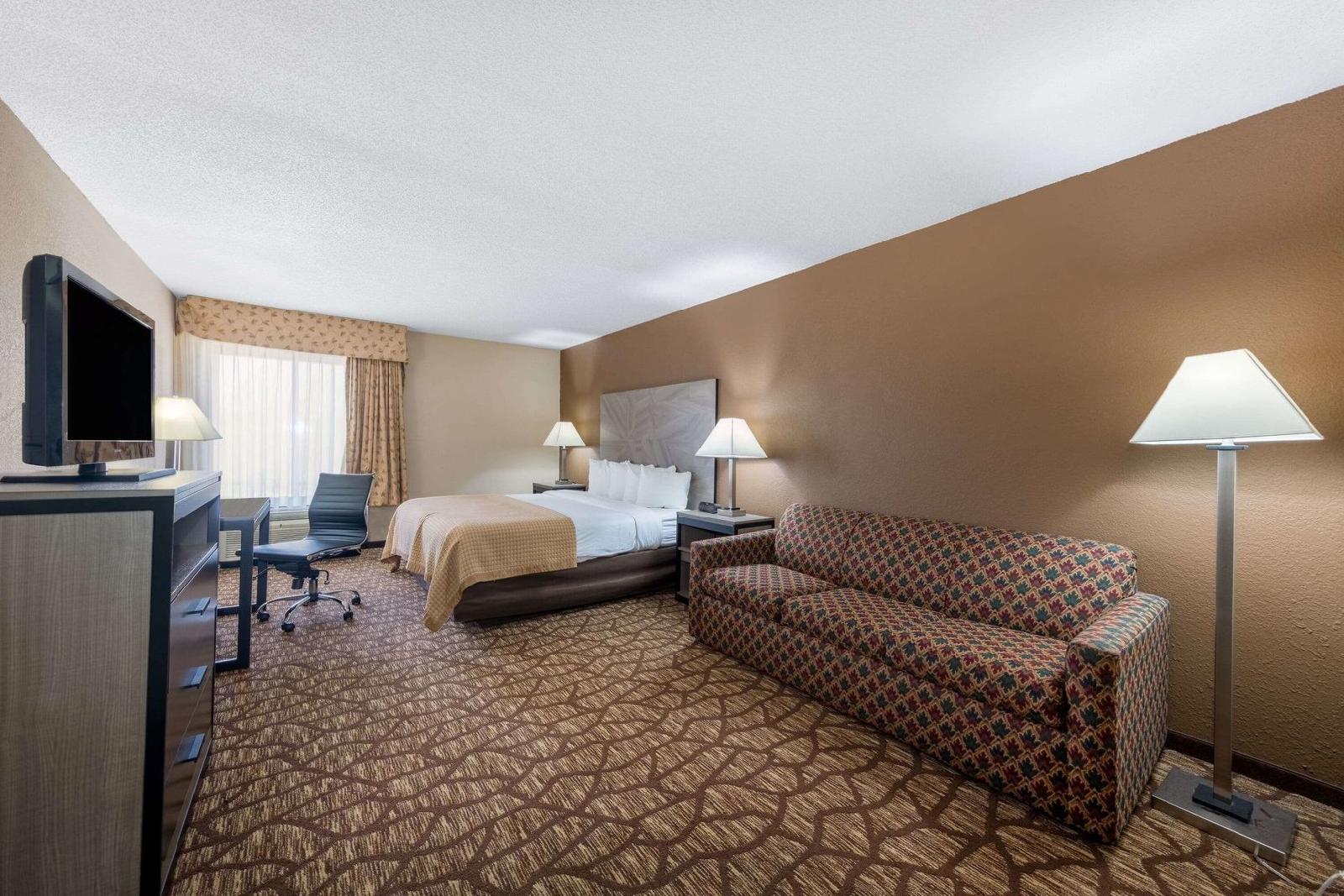 Baymont Inn & Suites Lawrence