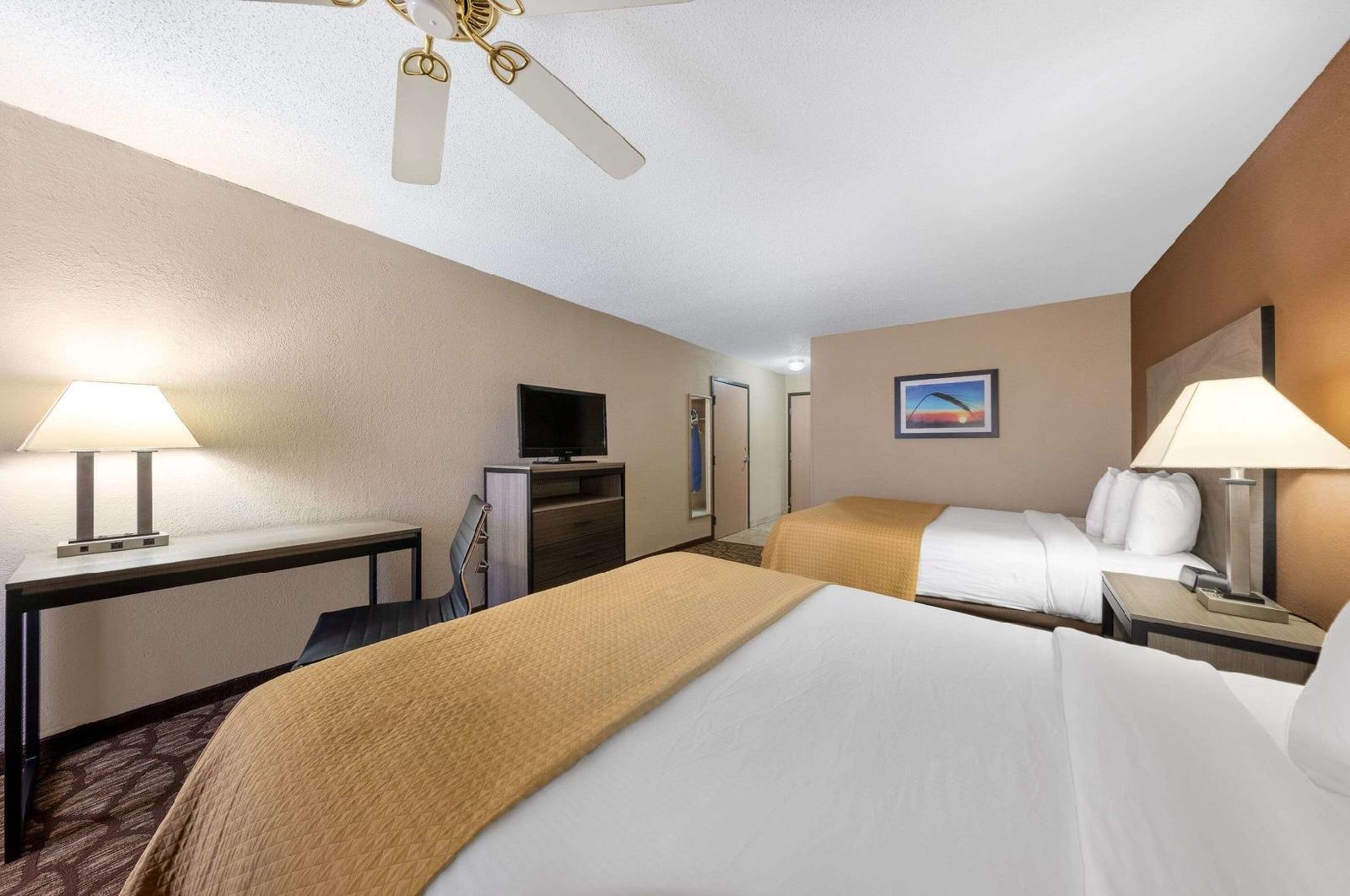 Baymont Inn & Suites Lawrence