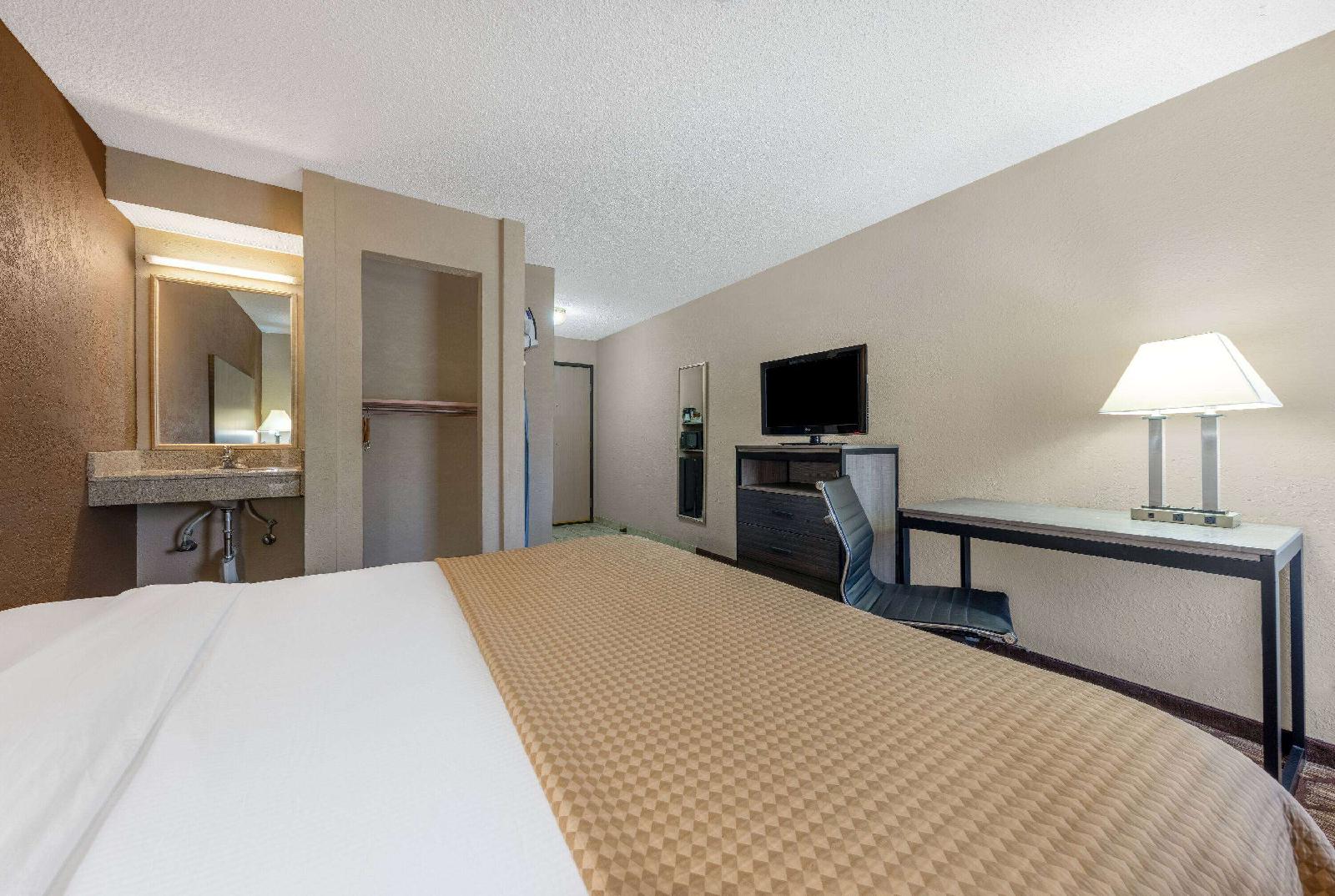 Baymont Inn & Suites Lawrence