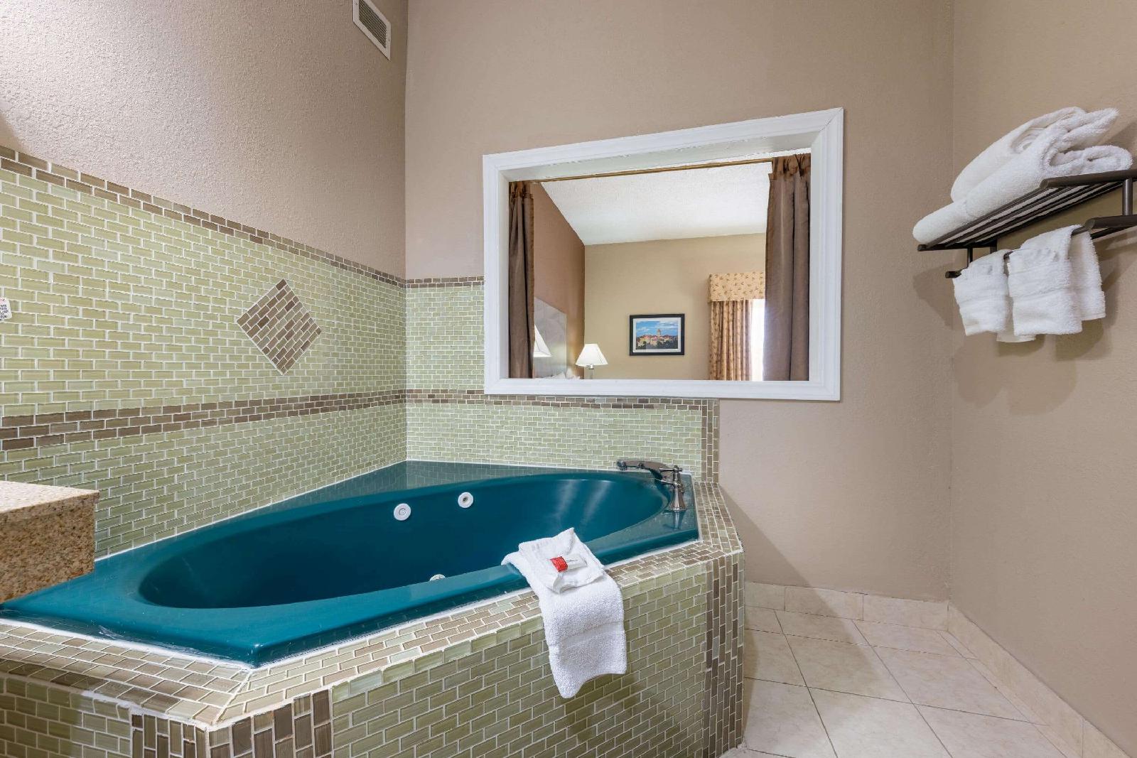Baymont Inn & Suites Lawrence