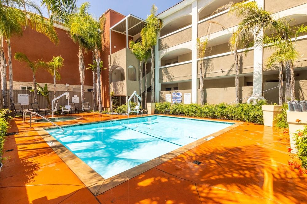 Holiday Inn Express Anaheim West