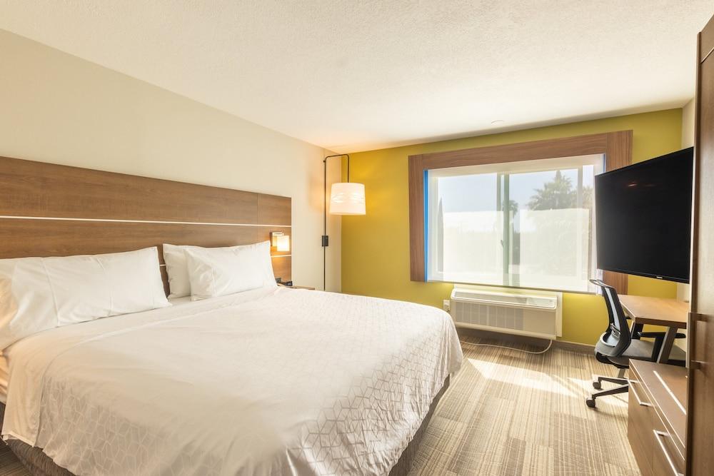 Holiday Inn Express Anaheim West