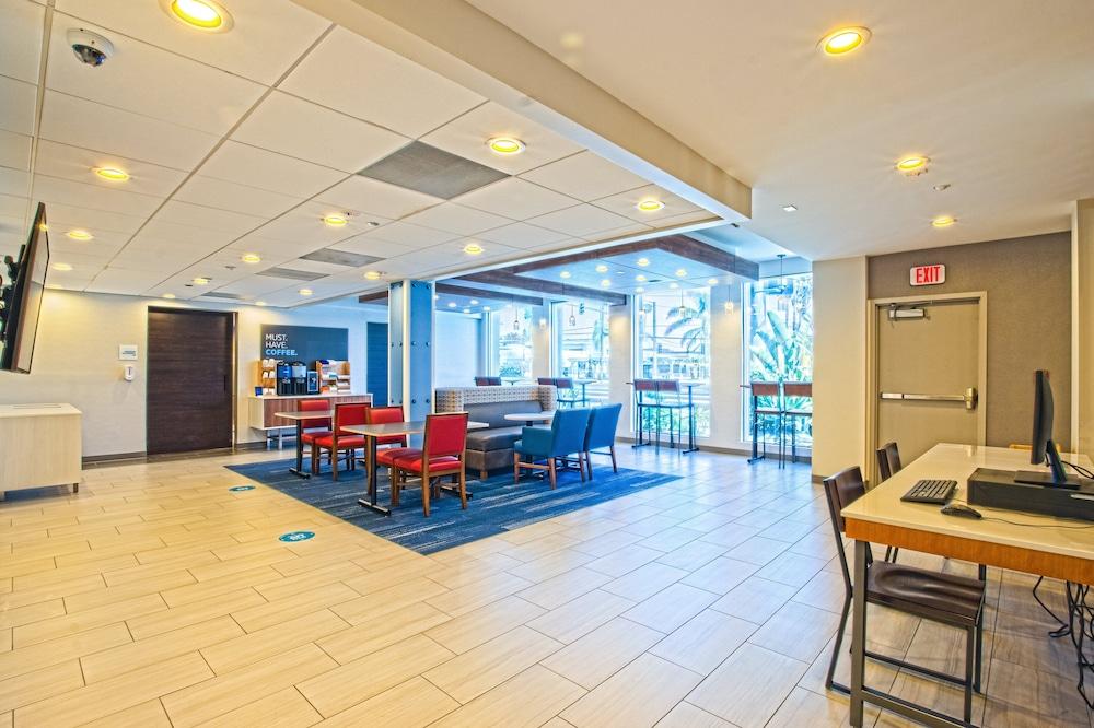 Holiday Inn Express Anaheim West
