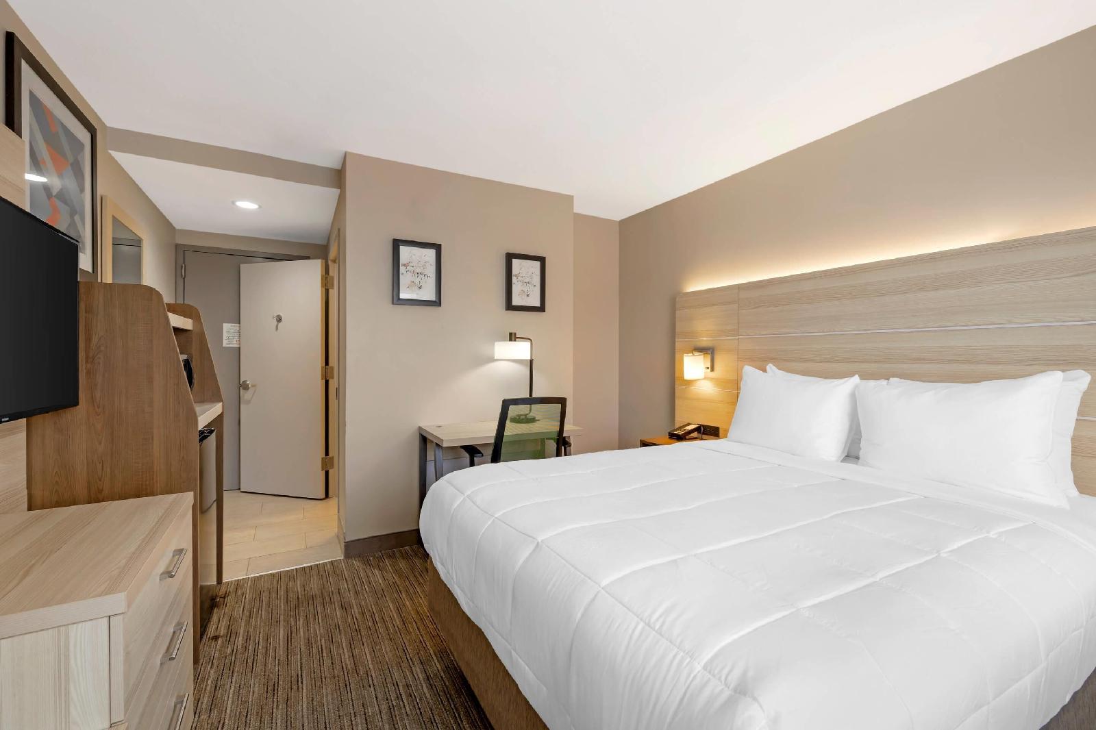 Holiday Inn Express Staten Island West