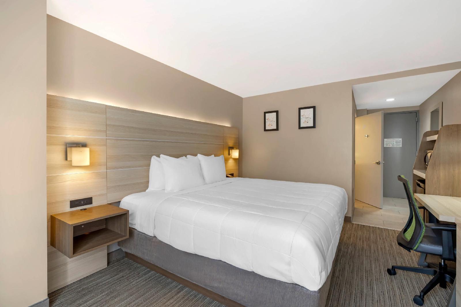 Holiday Inn Express Staten Island West