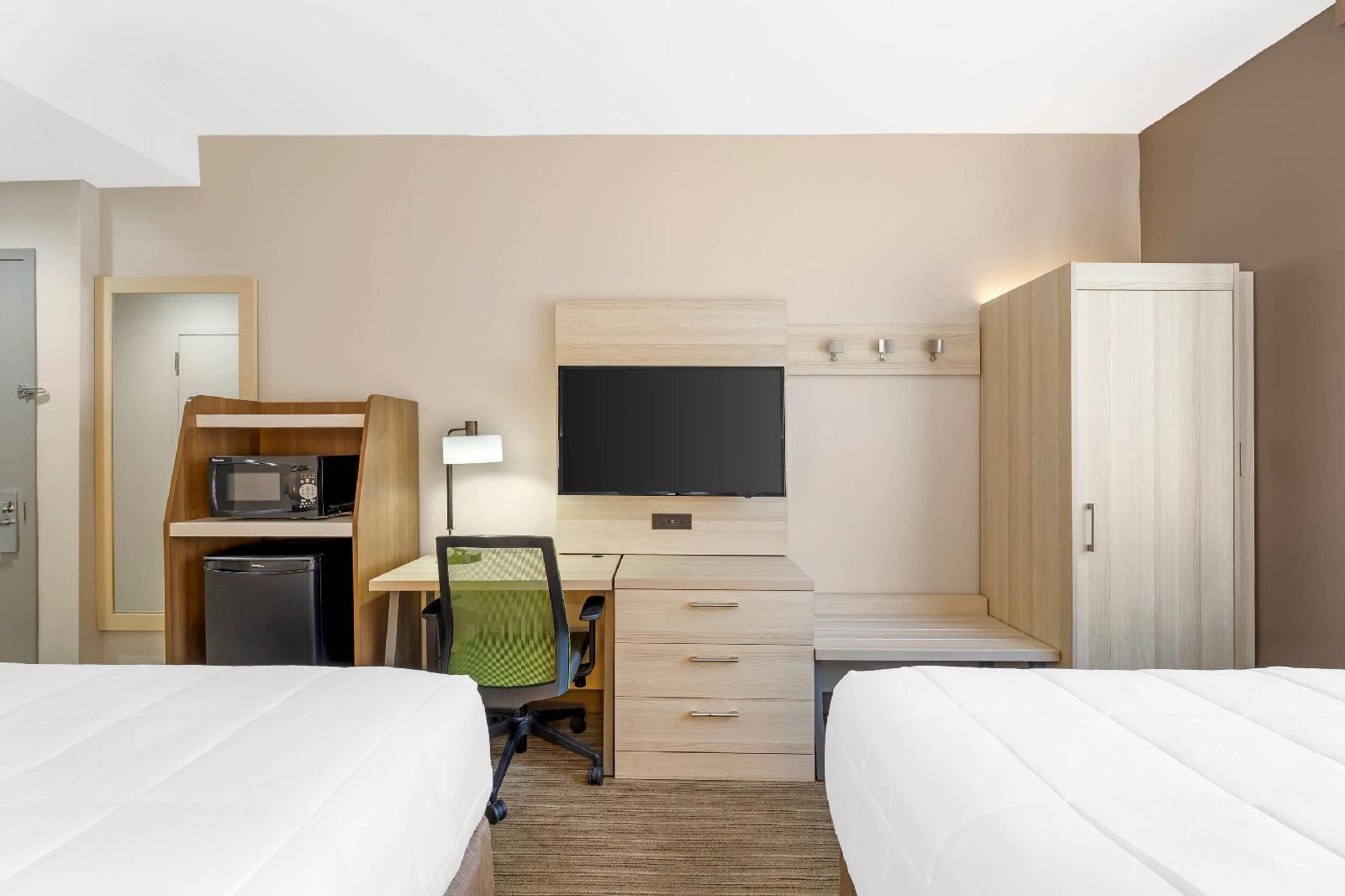 Holiday Inn Express Staten Island West