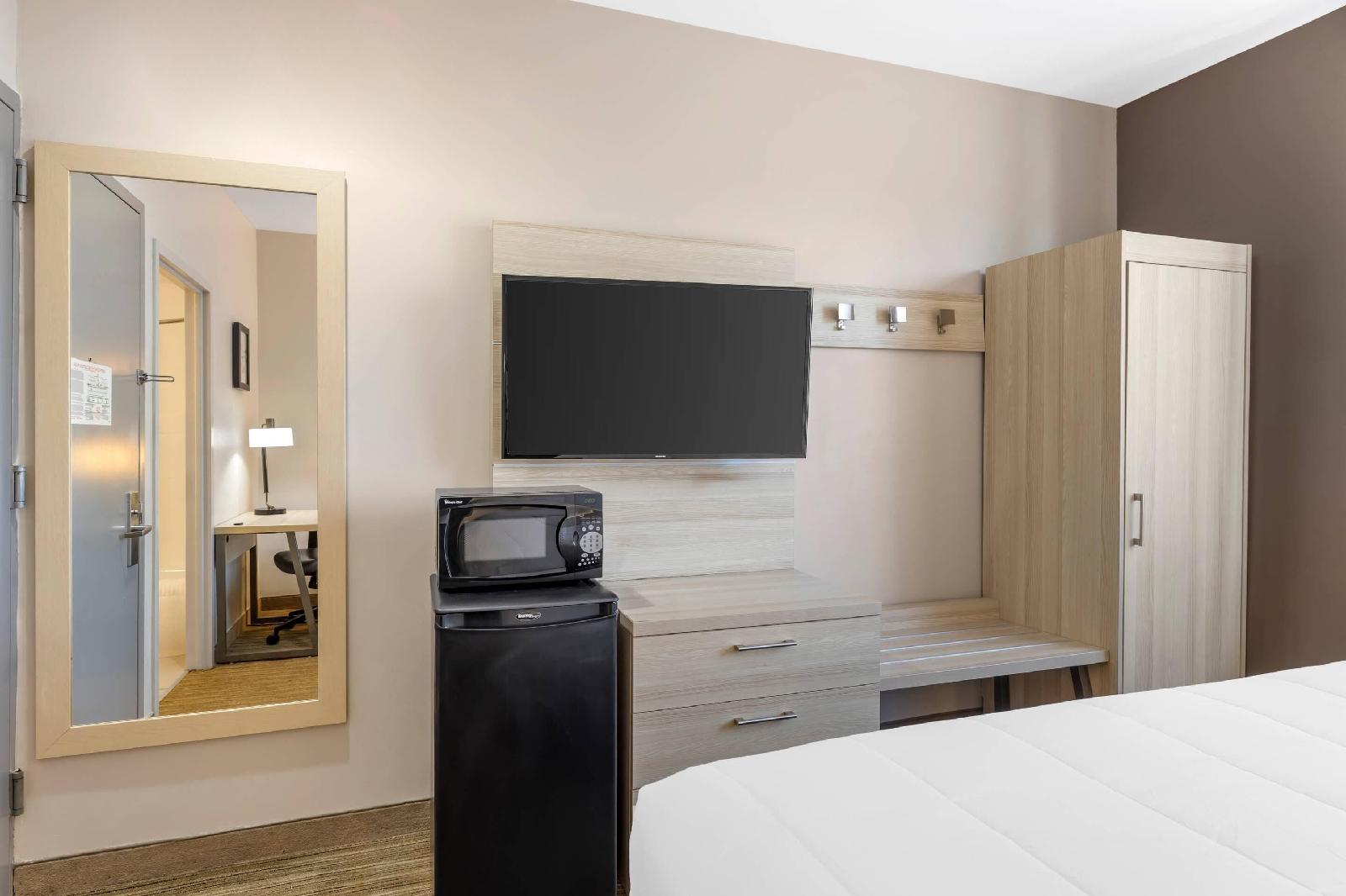 Holiday Inn Express Staten Island West