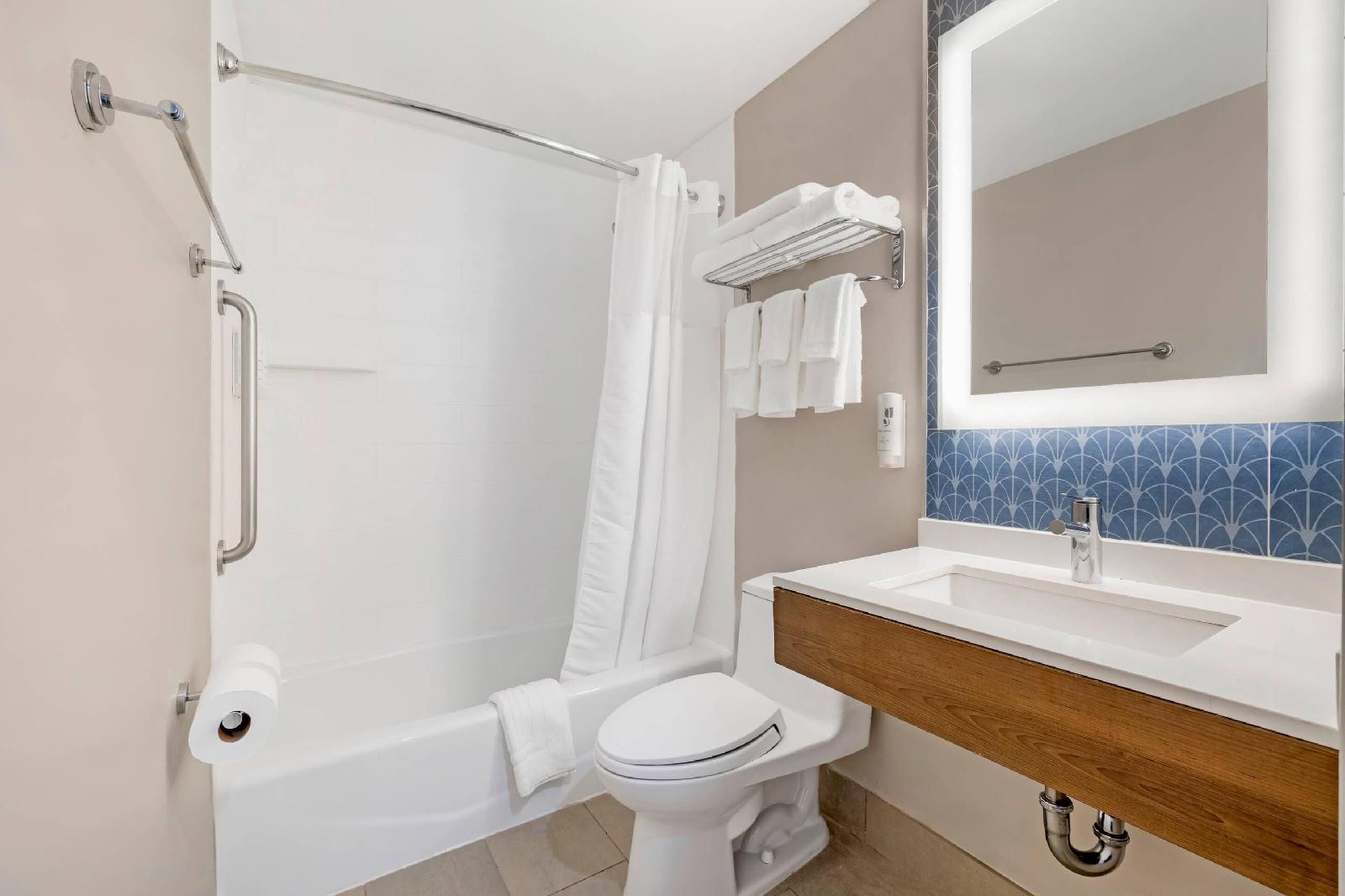 Holiday Inn Express Staten Island West