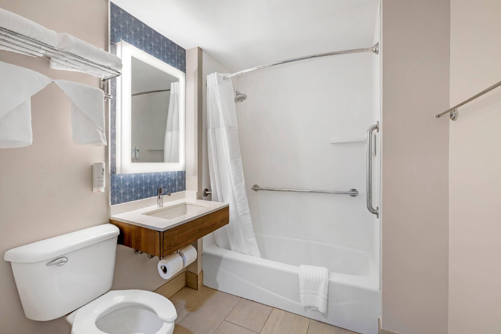 Holiday Inn Express Staten Island West