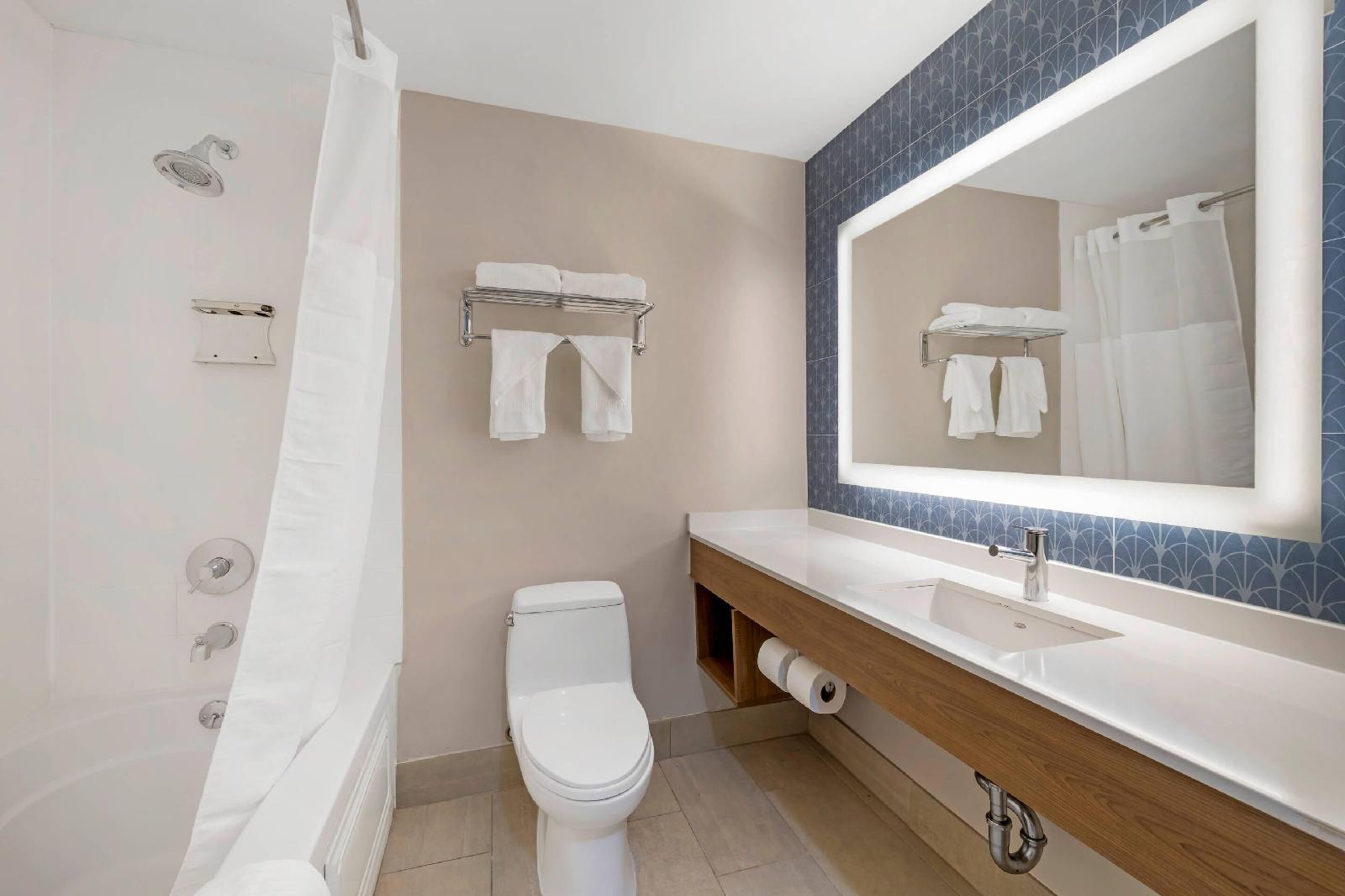 Holiday Inn Express Staten Island West