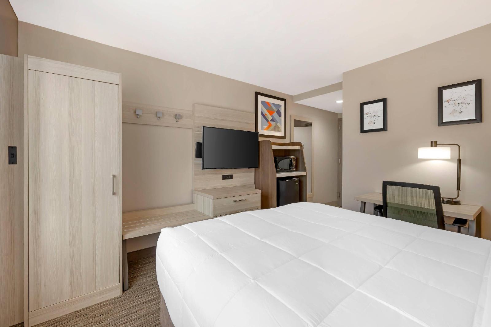 Holiday Inn Express Staten Island West