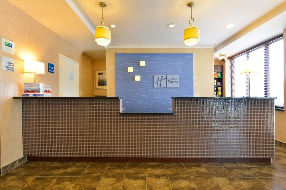 Holiday Inn Express Staten Island West