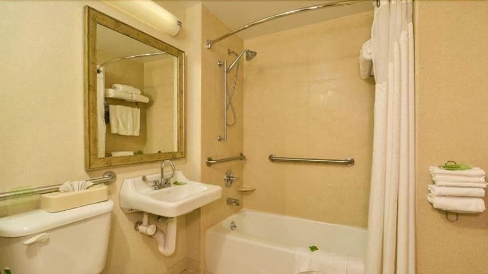 Holiday Inn Express Staten Island West