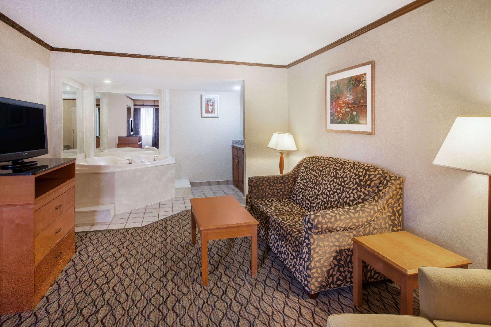 Baymont Inn & Suites Canton