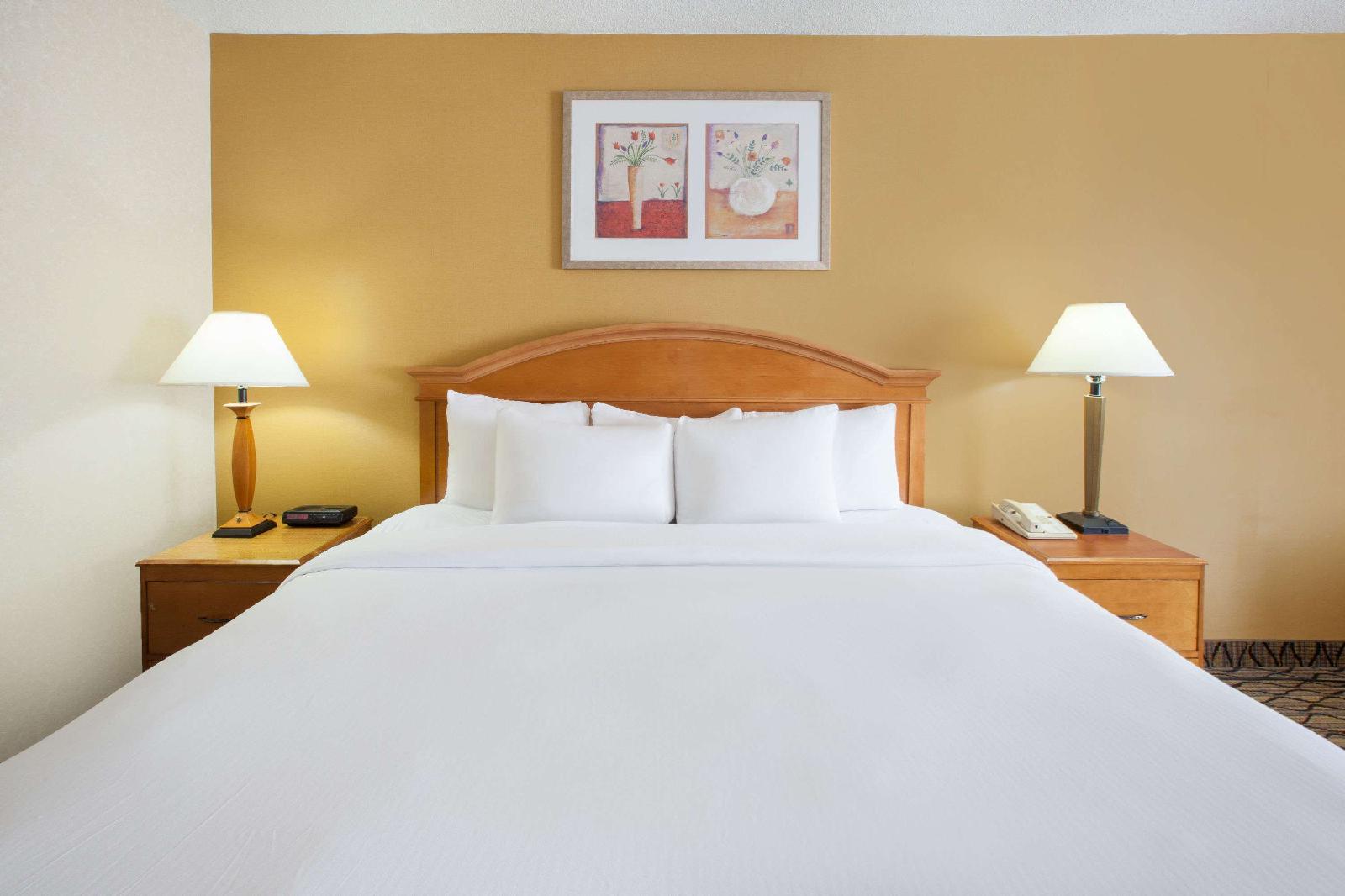 Baymont Inn & Suites Canton