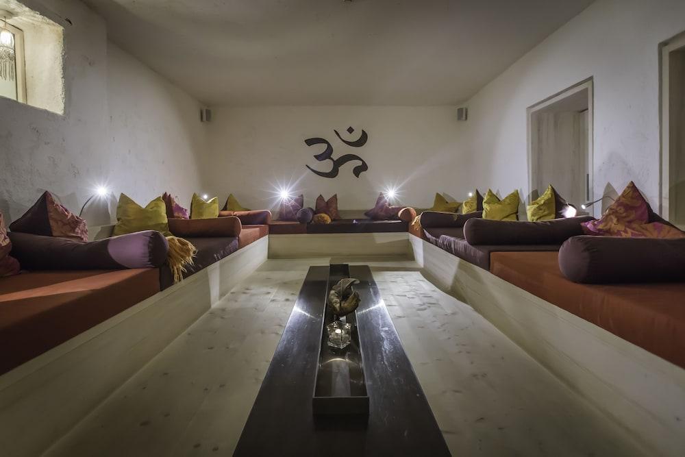 Alphotel Stocker