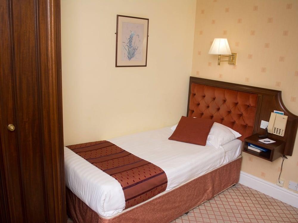 TLH Toorak Hotel