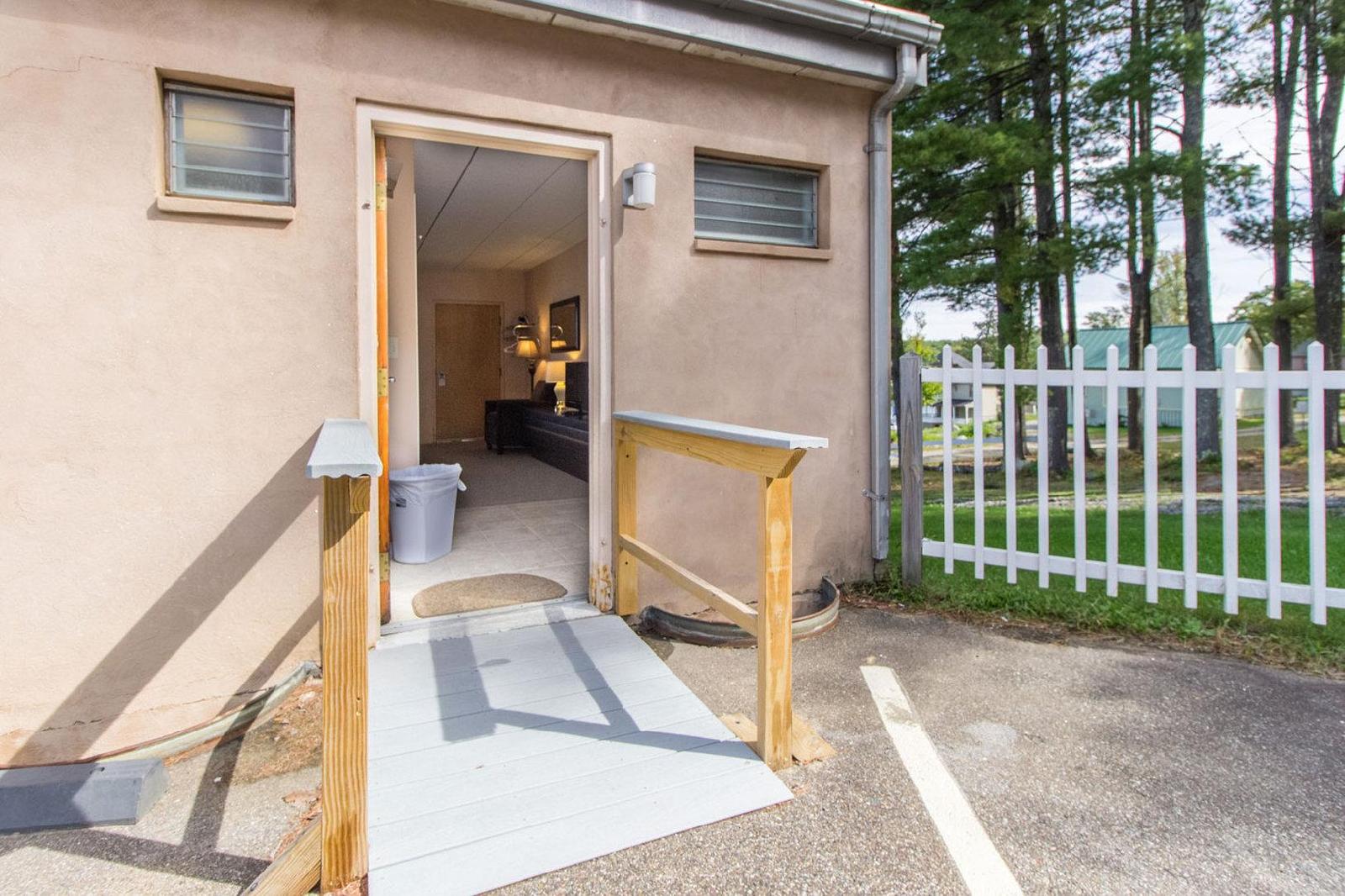 Half Moon Motel & Cottages