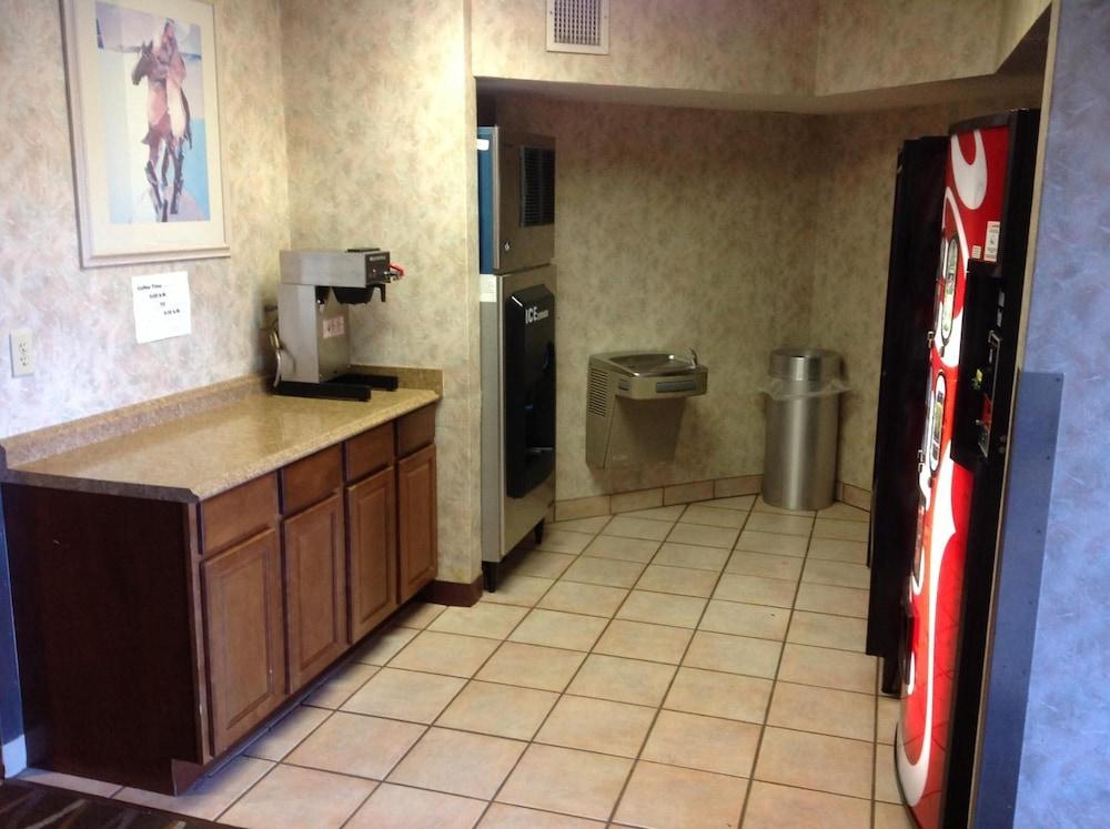 Plano Inn & Suites
