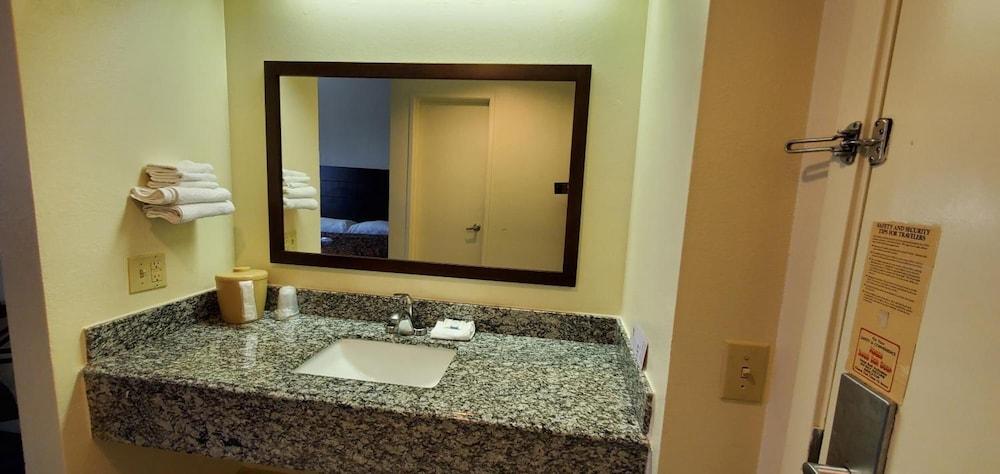 Plano Inn & Suites
