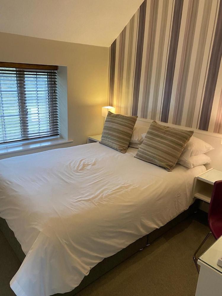 Manor Court Hotel
