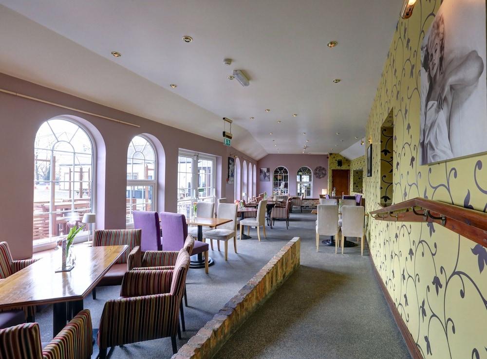Manor Court Hotel