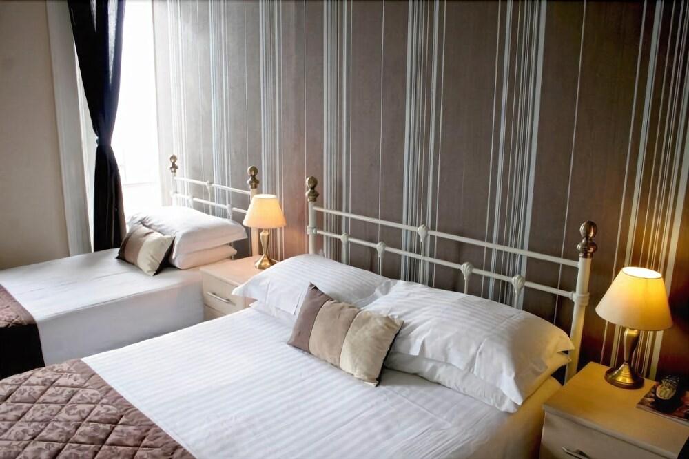 Alexander's Hotel