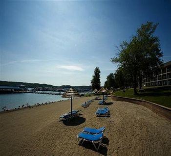 Fourwinds Lakeside Inn & Marina