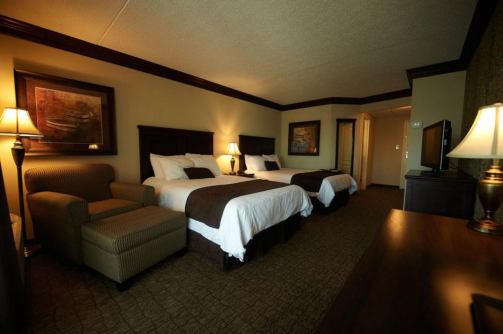 Fourwinds Lakeside Inn & Marina