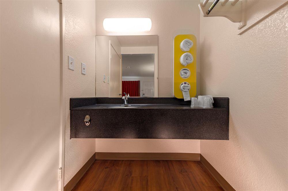 Motel 6 New Haven Branford