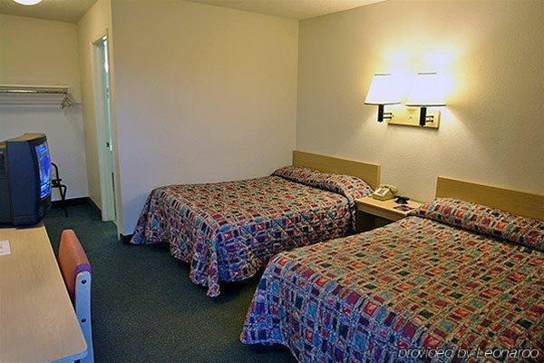 Super 7 Motel