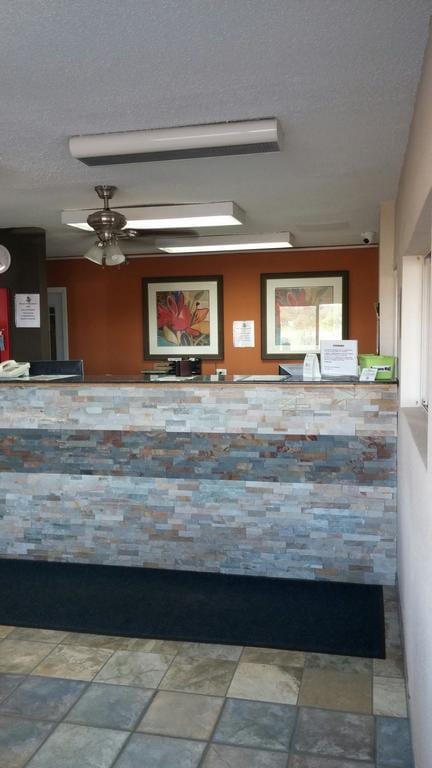 Super 7 Motel