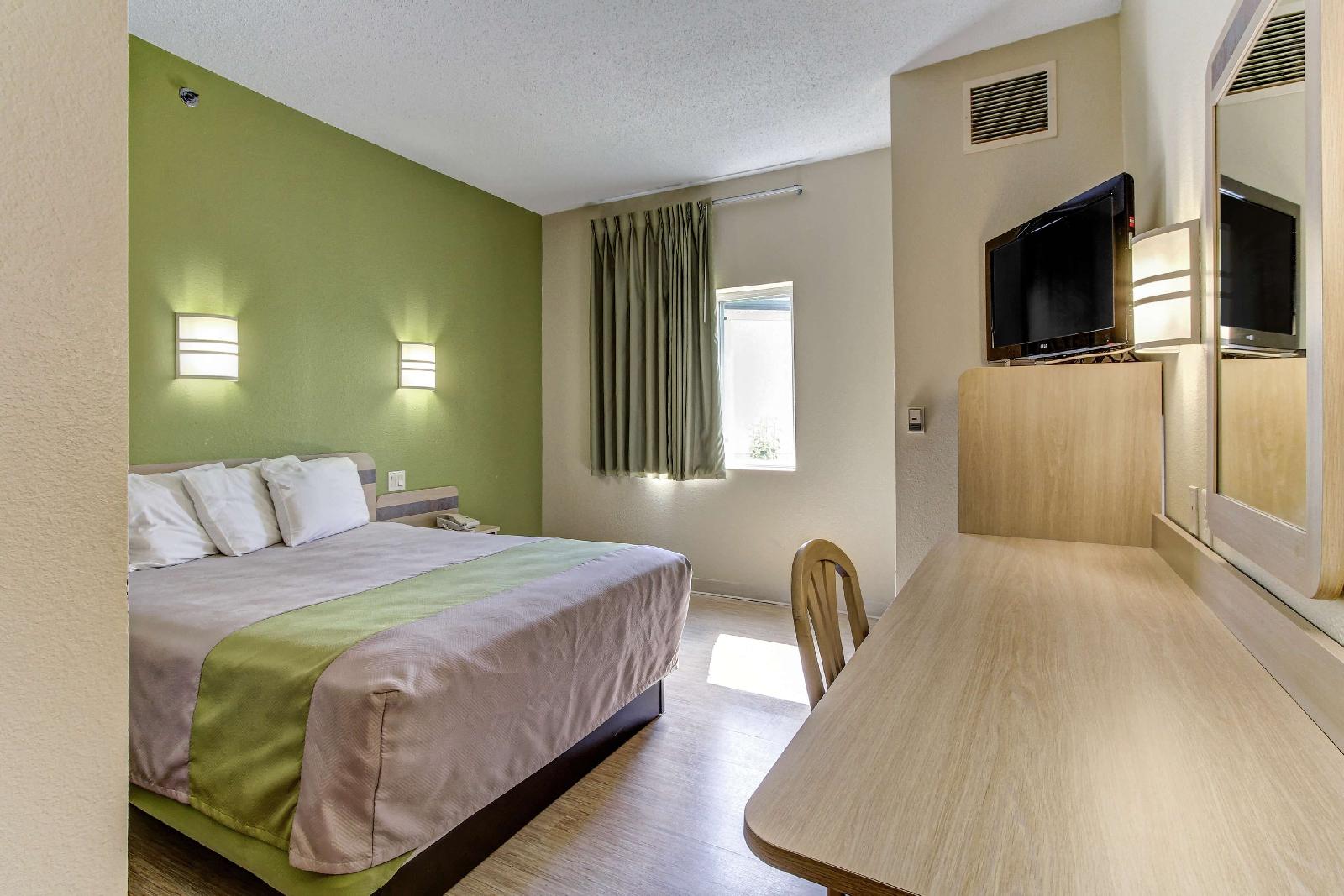 Motel 6 Cleveland - Medina