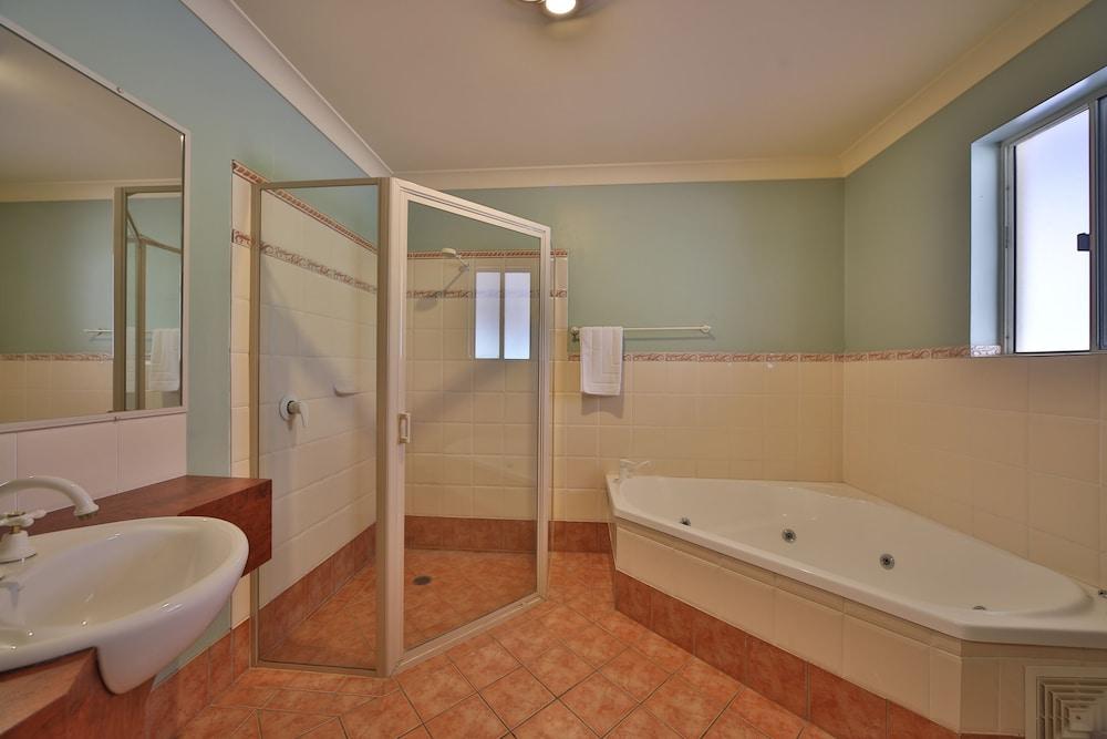 Emerald Explorers Inn