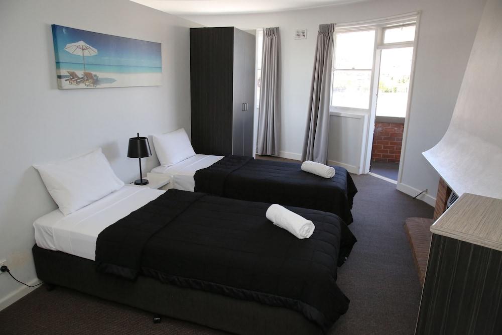 The Lakes Hotel