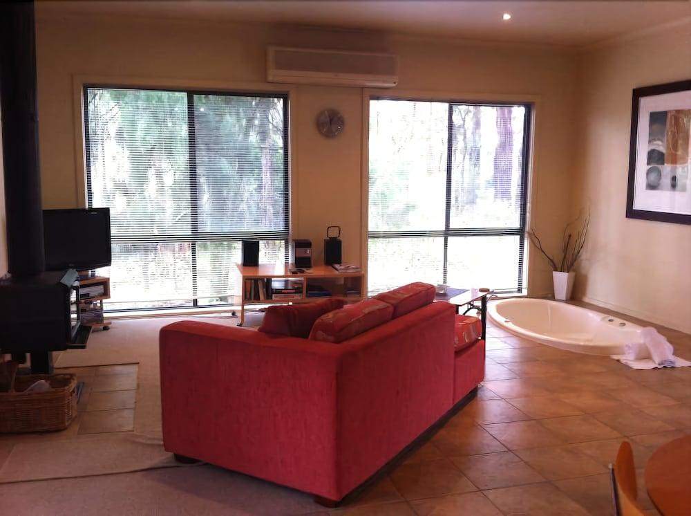 Idyllic Retreat For 4 People In Beautifu