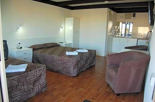 Slipway Hotel Motel