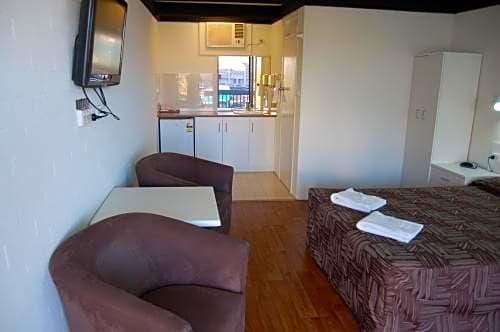 Slipway Hotel Motel